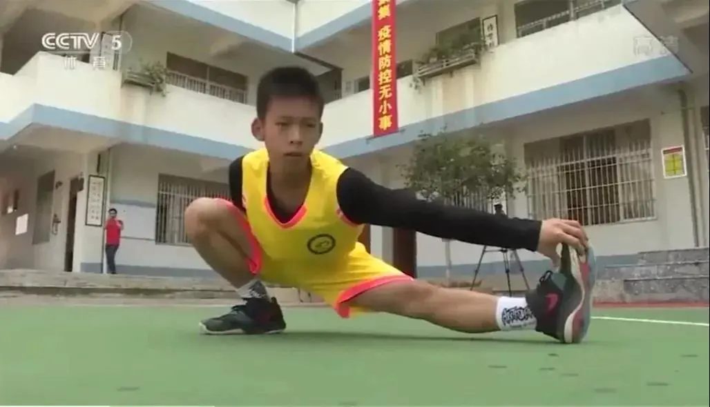 篮球教练如何为不同年龄段的球员制定战术训练方案?_2